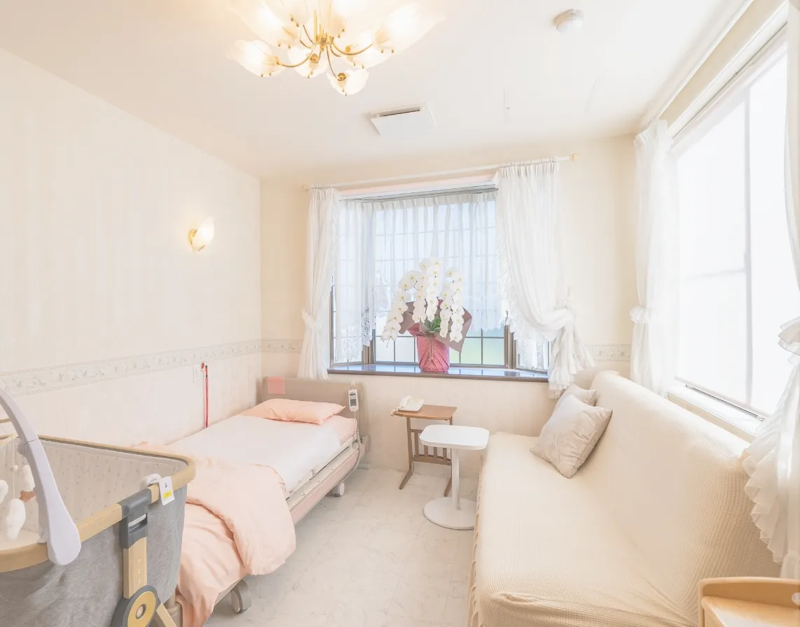 明るい光が差し込む特別室の全景。