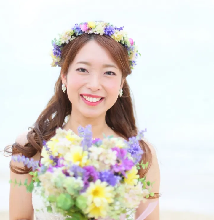 ウエディング姿で花の輪を頭に飾っている