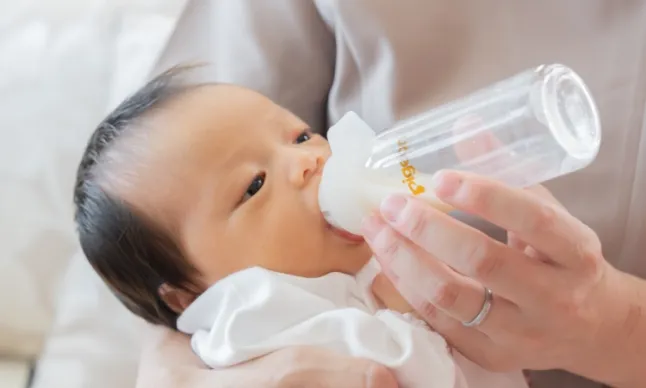 赤ちゃんにミルクをあげているところ