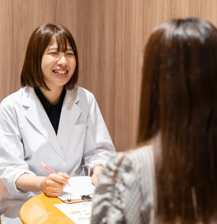 女性スタッフがヒヤリングしている様子